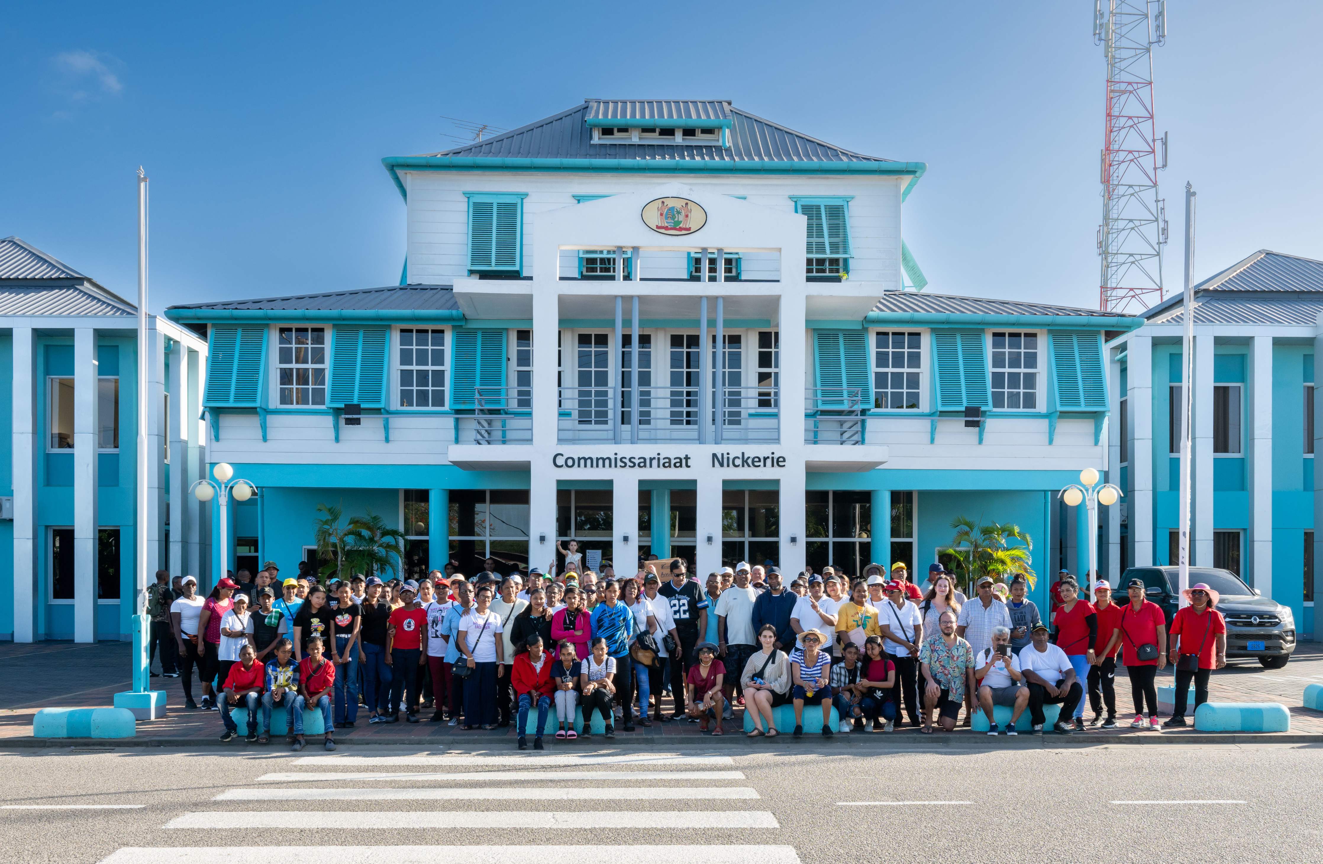 The full walking group of the Bloedsuiker Wandeling in front of the District Zaal in Niewe Nickerie, Suriname